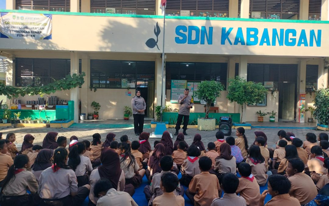 Bhabinkamtibmas Sondakan dan Panit Binmas Polsek Laweyan Berikan Pembinaan Siswa SD Kabangan Tentang Bullying dan Tertib Lalu Lintas
