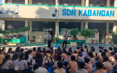 Bhabinkamtibmas Sondakan dan Panit Binmas Polsek Laweyan Berikan Pembinaan Siswa SD Kabangan Tentang Bullying dan Tertib Lalu Lintas