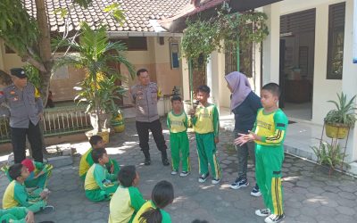 Bhabinkamtibmas Polsek Laweyan Latih PBB Siswa SD Negeri Karangasem Dalam Rangka MPLS