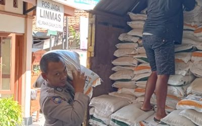 Bhabinkamtibmas Danukusuman Bantu Bongkar Muat Beras Bantuan Pangan untuk Warga