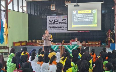 Bhabinkamtibmas Sriwedari dan Kanit Binmas Polsek Laweyan Berikan Edukasi Bahaya Judi Online dan Narkoba dalam Kegiatan MPLS di SMP Negeri 15 Surakarta