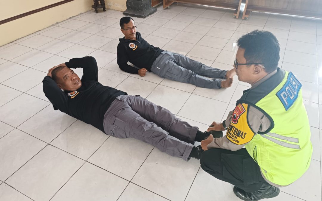 Bhabinkamtibmas Gilingan Berikan Pembinaan Kebugaran Fisik kepada Anggota Linmas