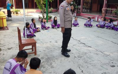 Bhabinkamtibmas Baluwarti Sosialisasikan Kedisiplinan Berlalu Lintas dalam Kegiatan MPLS di SD Kasatrian Magangan