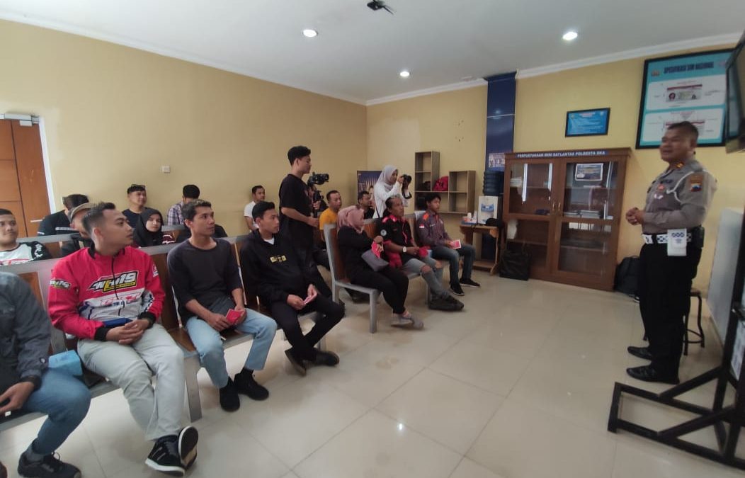 Satlantas Polresta Surakarta Berikan Penyuluhan Ops Patuh Candi 2025 Kepada Komunitas Moge