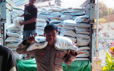Bhabinkamtibmas Baluwarti Bersama Linmas Bantu Pendistribusian Beras Bantuan Pangan Untuk Warga