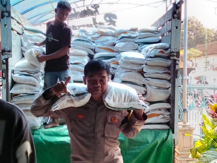 Bhabinkamtibmas Baluwarti Bersama Linmas Bantu Pendistribusian Beras Bantuan Pangan Untuk Warga