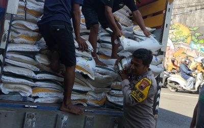 Bhabinkamtibmas Ketelan Bersama Satlinmas Kawal dan Bantu Distribusi Beras Bantuan Pemerintah