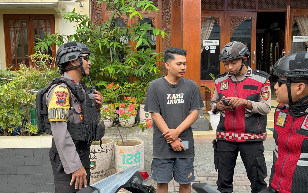 Satuan Samapta Polresta Surakarta Gelar Patroli Dialogis, Sosialisasikan Ops Patuh Candi 2025 dan Aplikasi SiOLOS