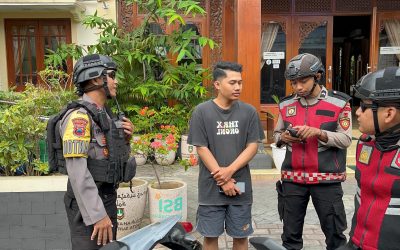 Satuan Samapta Polresta Surakarta Gelar Patroli Dialogis, Sosialisasikan Ops Patuh Candi 2025 dan Aplikasi SiOLOS