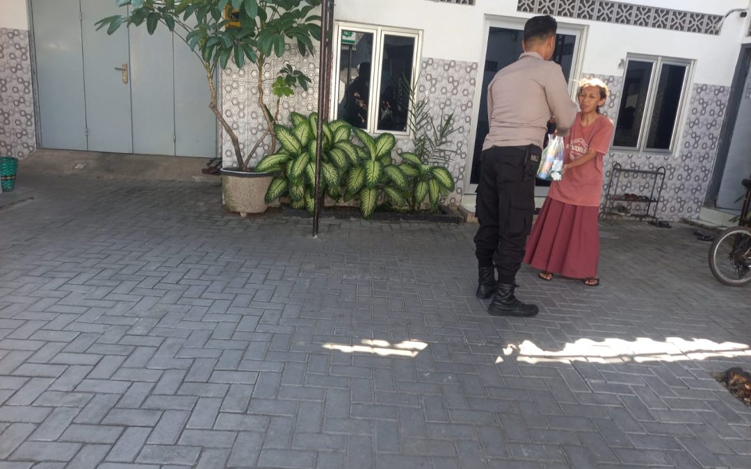 Bhabinkamtibmas Jayengan dan Linmas Distribusikan Sarana Kebersihan ke Masjid dan Langgar
