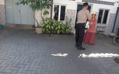 Bhabinkamtibmas Jayengan dan Linmas Distribusikan Sarana Kebersihan ke Masjid dan Langgar
