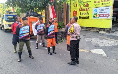 Bhabinkamtibmas Kepatihan Wetan Berikan Penyuluhan kepada Petugas Kebersihan Kelurahan