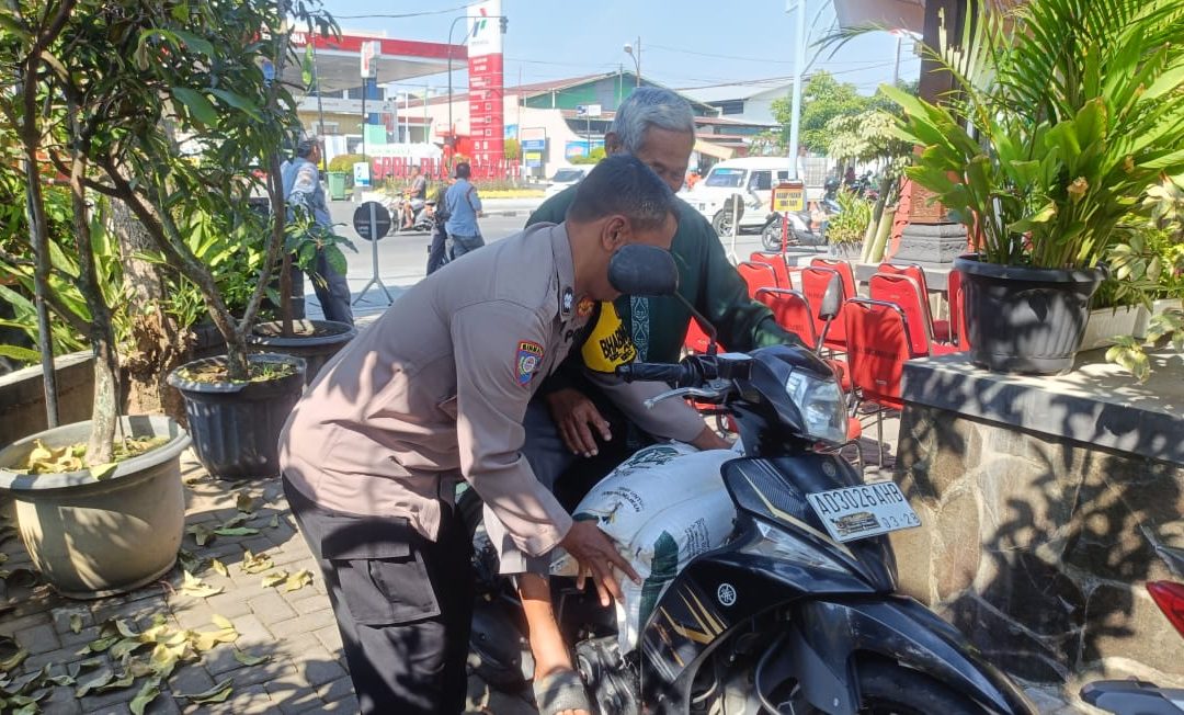 Bhabinkamtibmas Pucangsawit Bantu Distribusi Beras Bantuan Pangan kepada Warga Kurang Mampu