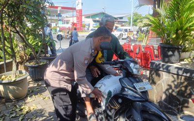 Bhabinkamtibmas Pucangsawit Bantu Distribusi Beras Bantuan Pangan kepada Warga Kurang Mampu