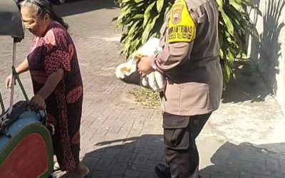 Bhabinkamtibmas Pasar Kliwon Bantu Warga Angkat Beras Bantuan Pemerintah