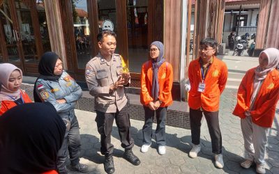 Bhabinkamtibmas Jayengan Berikan Pembekalan Kamtibmas kepada Mahasiswa KKN dari Universitas Muhammadiyah Pekanbaru