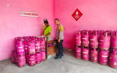 Bhabinkamtibmas Sumber Sambangi Agen Gas, Sampaikan Imbauan Kamtibmas