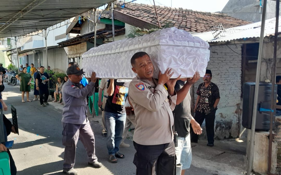 Bhabinkamtibmas Jagalan Bersama Trantib dan Linmas Bantu Angkat Peti Jenazah Warga di Sorogenen