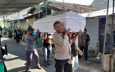 Bhabinkamtibmas Jagalan Bersama Trantib dan Linmas Bantu Angkat Peti Jenazah Warga di Sorogenen