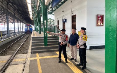 Kasat Samapta Polresta Surakarta Laksanakan Koordinasi dan Pengawasan di Stasiun Purwosari