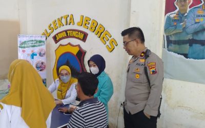 Polsek Jebres Bersama Puskesmas Ngoresan Gelar Pemeriksaan Kesehatan Gratis untuk Personel dan Warga
