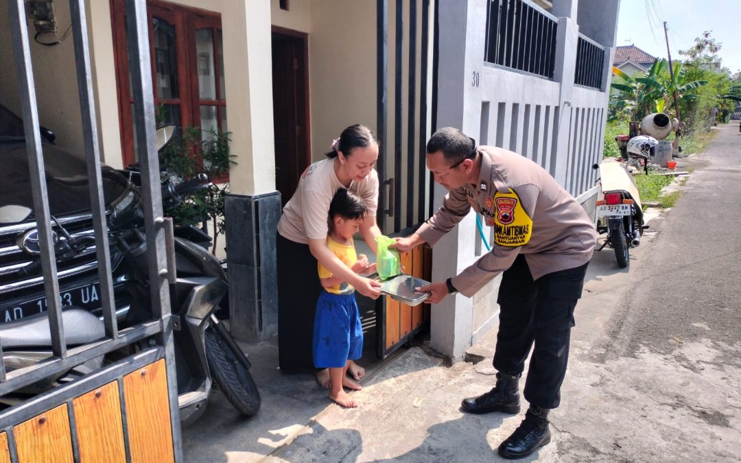 Bhabinkamtibmas Banyuanyar Distribusikan Makan Bergizi bagi Balita dan Sampaikan Pesan Kamtibmas