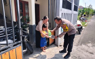 Bhabinkamtibmas Banyuanyar Distribusikan Makan Bergizi bagi Balita dan Sampaikan Pesan Kamtibmas