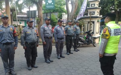 Bhabinkamtibmas Serengan Berikan Arahan kepada Linmas untuk Tingkatkan Patroli dan Pelayanan Masyarakat