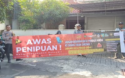 Bhabinkamtibmas Purwosari Bersama Linmas Pasang Himbauan Waspada Modus Penipuan Berkedok Petugas Dukcapil