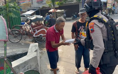 Jumat Berkah, Tim Sparta Sat Samapta Polresta Surakarta Berbagi Makanan Siap Saji kepada Warga
