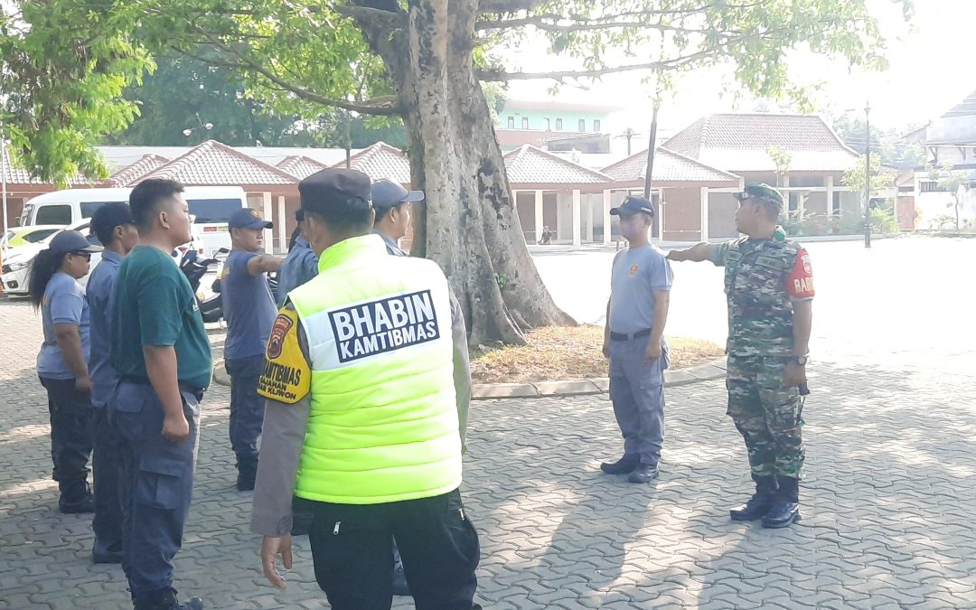 Bhabinkamtibmas Gajahan Bersama Babinsa Latih Linmas dalam Rangka Persiapan Lomba PBB Antar Kelurahan