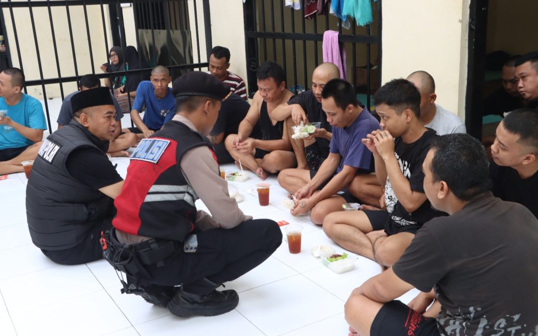 Polresta Surakarta Gelar Jumat Berkah Dengan Bagikan Makan Siang untuk Tahanan