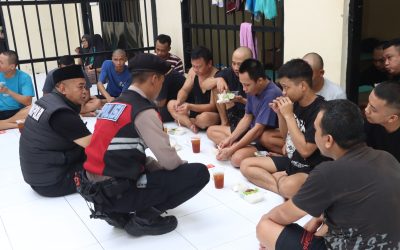 Polresta Surakarta Gelar Jumat Berkah Dengan Bagikan Makan Siang untuk Tahanan