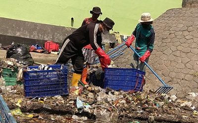 Bhabinkamtibmas Pajang Bersama Relawan Joko Tingkir Gelar Kerja Bakti Tindak Lanjut Pemasangan Jaring Sampah Trash Barrier