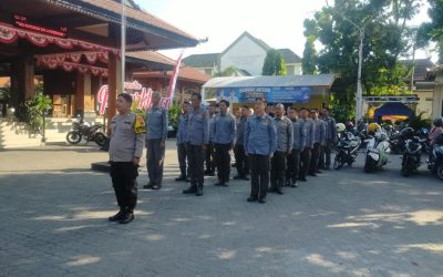 Bhabinkamtibmas Kelurahan Kampung Baru Berikan Pembinaan Linmas Jelang Lomba PBB antar Kelurahan se-Kecamatan Pasar Kliwon