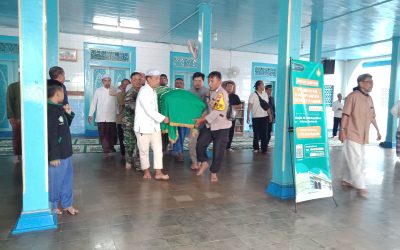 Bhabinkamtibmas Kepatihan Wetan Takziah dan Bantu Prosesi Pemakaman Warga yang Meninggal Dunia
