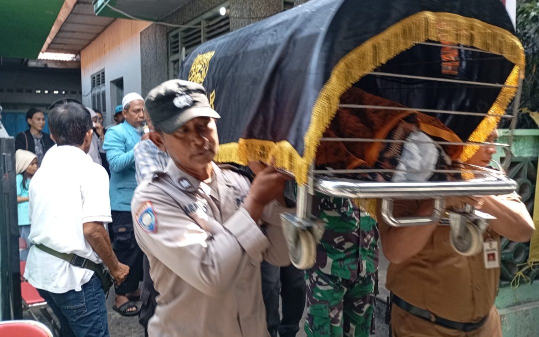 Bhabinkamtibmas Kemlayan Bantu Angkat Keranda Jenazah Warga Binaan Yang Meninggal Dunia