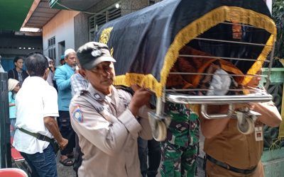 Bhabinkamtibmas Kemlayan Bantu Angkat Keranda Jenazah Warga Binaan Yang Meninggal Dunia
