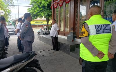 Bhabinkamtibmas Sangkrah Hadiri Apel Pagi dan Berikan Arahan Kamtibmas di Kelurahan