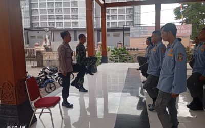 Bhabinkamtibmas Mojo dan Babinsa Latih Linmas Jelang Lomba PBB Kecamatan Pasar Kliwon