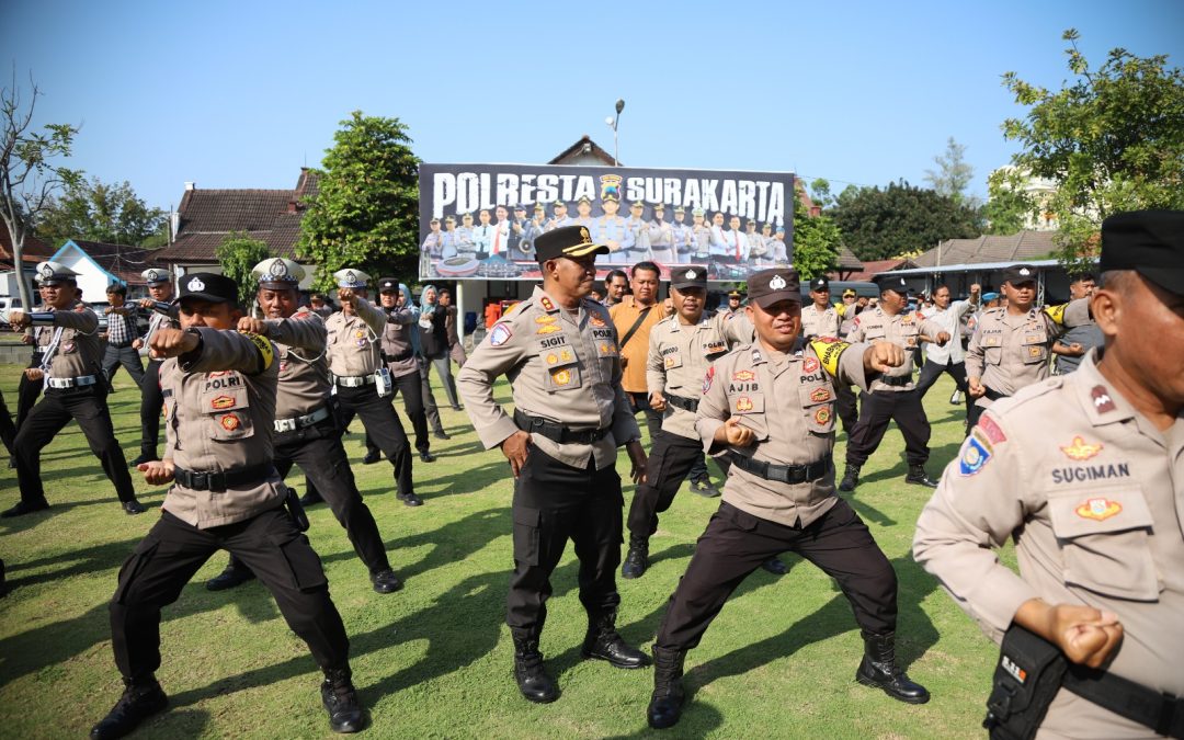 Wakapolresta Surakarta Pimpin Langsung Latihan Bela Diri Polri di Halaman Mapolresta