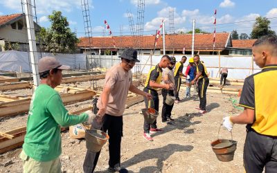 Satuan Samapta Polresta Surakarta Gotong Royong Bantu Pembangunan SPPG di Aspol Manahan