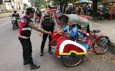 Tim Sparta Polresta Surakarta Gelar Patroli Dialogis, Sambangi Tukang Becak yang Sedang Mangkal