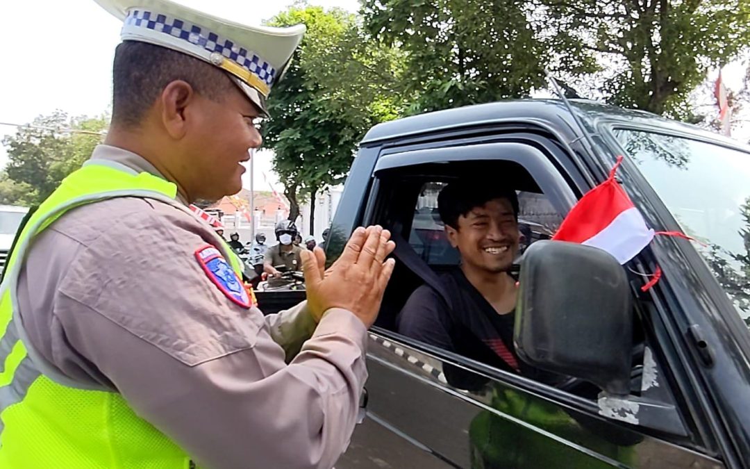 Jelang HUT RI ke-80, Satlantas Polresta Surakarta Bagikan Bendera Merah Putih kepada Pengendara di Jalan