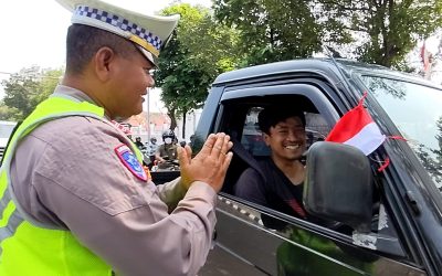 Jelang HUT RI ke-80, Satlantas Polresta Surakarta Bagikan Bendera Merah Putih kepada Pengendara di Jalan