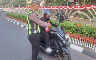 Semarakan Hari Kemerdekaan RI ke-80, Sat Lantas Polresta Surakarta Bagikan Bendera Merah Putih kepada Pengendara