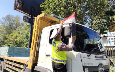 Satlantas Polresta Surakarta Bagikan Bendera Merah Putih kepada Sopir Truk Jelang HUT RI ke-80
