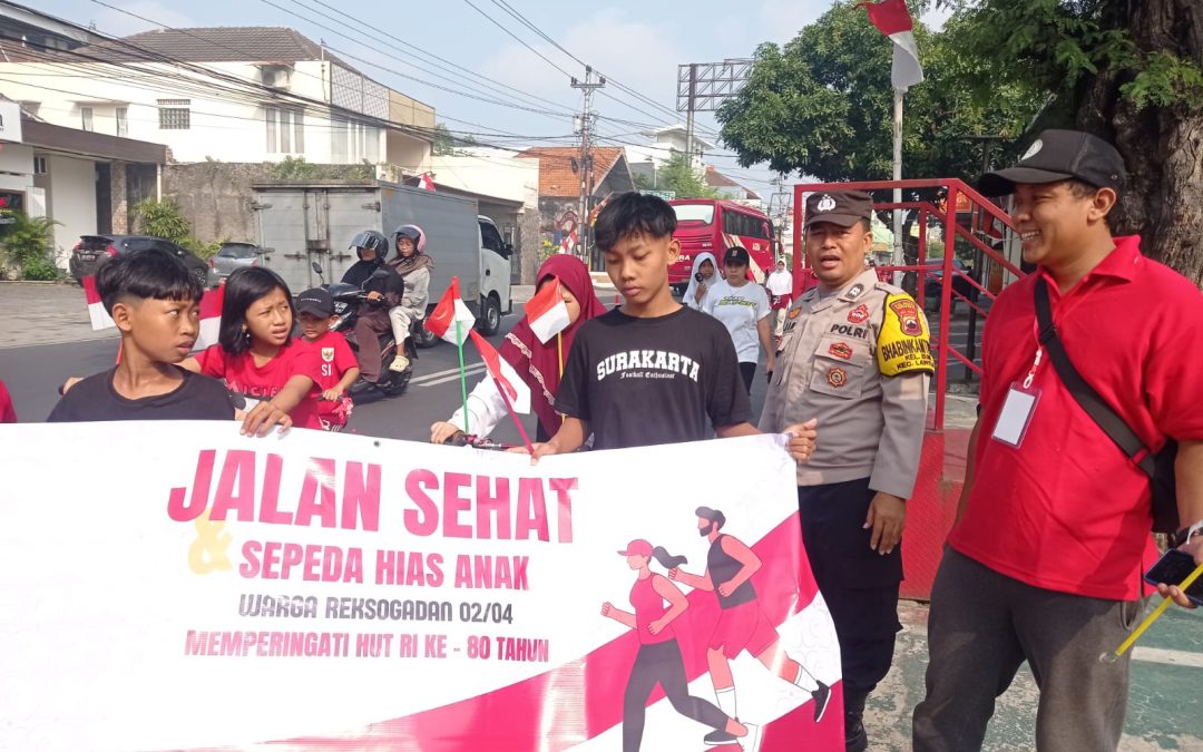 Bhabinkamtibmas Bumi Bersama Warga Jalan Sehat Sambut HUT RI ke-80