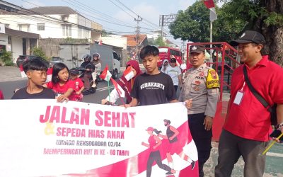 Bhabinkamtibmas Bumi Bersama Warga Jalan Sehat Sambut HUT RI ke-80
