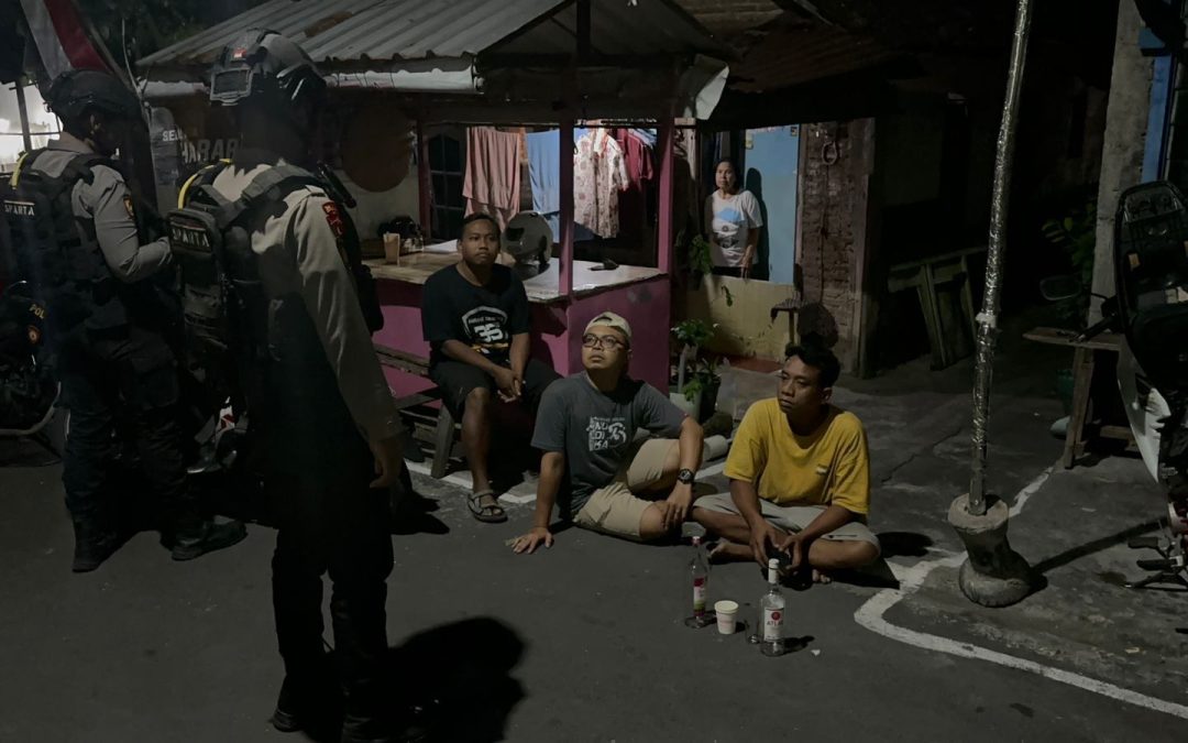 Tim Sparta Samapta Polresta Surakarta Amankan Dua Pemuda Kedapatan Konsumsi Miras di Kandang Sapi Jebres